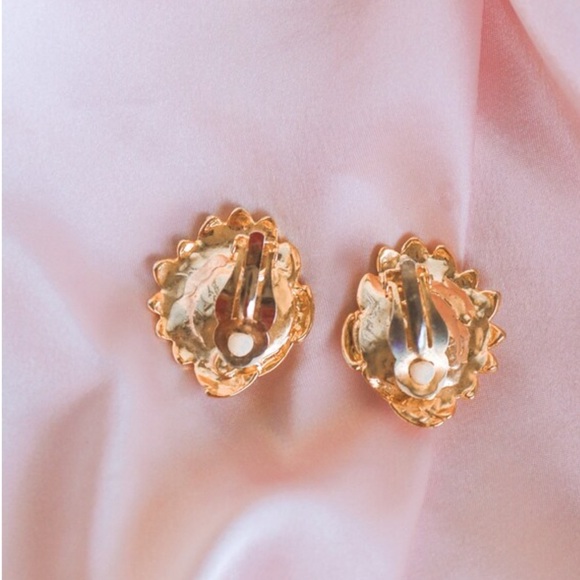 80s Vintage Pearl and Queen Conch Shell Gold Tone Chunky Clip On Earrings - Picture 3 of 3
